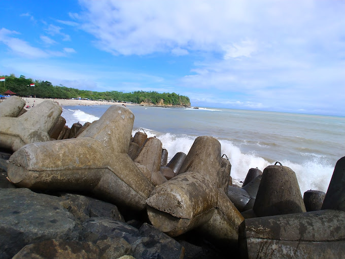 8 Rekomendasi Wisata Pantai Terbaik dan Terhits di Blitar Jawa Timur: Nomor 5 Paling Terkenal