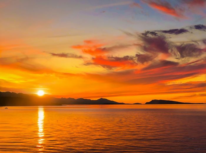 Menikmati Keindahan Sunset di Café Atas Bukit Labuan Bajo