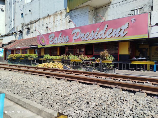 Makan Bakso Pinggir Rel Kereta Api Aktiv: Rasakan Sensasi nya di Bakso President Malang Kuliner Paling Legendaris