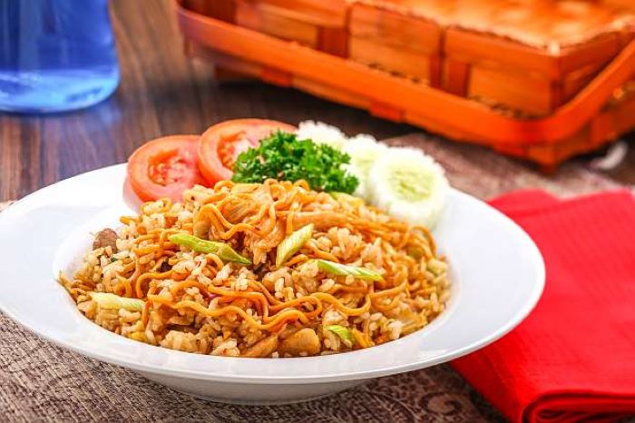 Kuliner Viral: Nasi Goreng Terlaris di Depok Porsi Kuli Sehari Ludes 90 Kilo Beras Dimasak Dengan 3 Gerobak Sekaligus