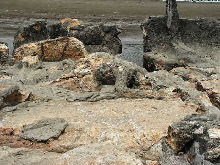 Batu Malin Kundang: Legenda dan Daya Tarik Wisata Populer di Pantai Air Manis Padang