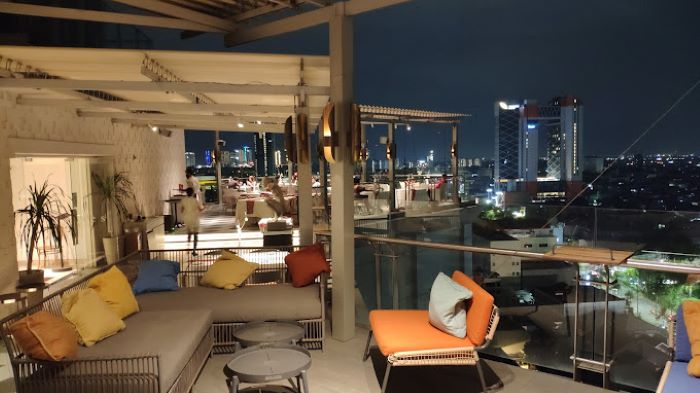 10 Rekomendasi Cafe Rooftop di Surabaya dengan Pemandangan Memukau Yang Instagramable Banget