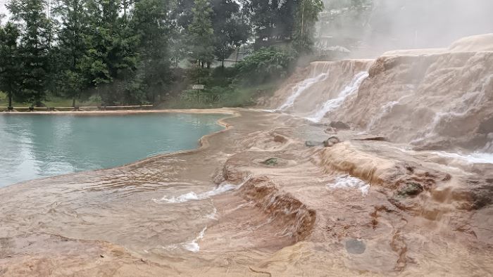 Enggak Ada Ditempat Lain! Sensasi Unik Camping Sambil Berendam Air Panas di Air Terjun Kawasan Lembang Bandung Ini