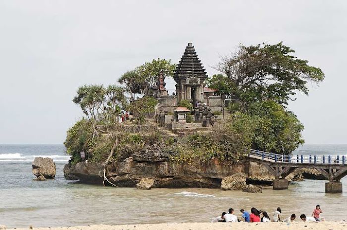 14 Pantai Terbaik dan Terhits di Malang: Bukan Hanya Pegunungan Pantai nya Pun Nggak Kalah Mempesona