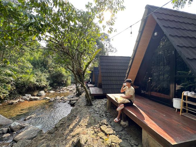 Sensasi Staycation di Villa Syahdu Pinggir Sungai dan Hutan Pinus di Puncak Bogor Ada Camping Ground Juga