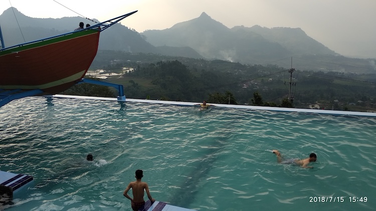 Wisata Curug Ciherang di Bogor: Keindahan Air Terjun Tiga Tingkat yang Menyegarkan