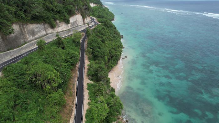 Pantai Viral Tersembunyi di Balik Tebing Kapur Masih Alami Destinasi Wisata Baru Ujung Selatan Bali