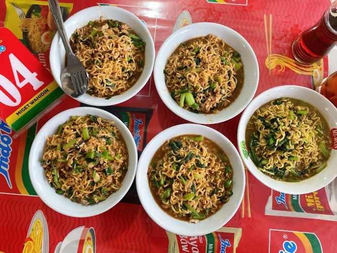 Cuma Jualan Indomie Dikasih Telor Doang! Warmindo Ini Laris Nggak Pernah Sepi Sehari Ludes 15 Dus