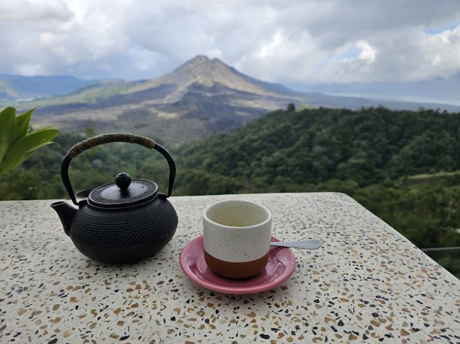 Ini Sih Wajib Ditongkrongin! 5 Cafe Kekinian Terhits di Kintamani Bali Instagramable Pemandangan Danau dan Gunung Batur