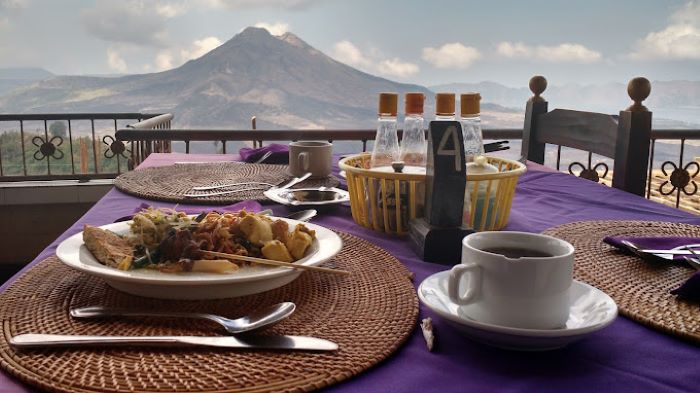 Pantes Enggak Pernah Sepi! Destinasi Kuliner View Spektakuler Danau dan Gunung Batur Kintamani Bali