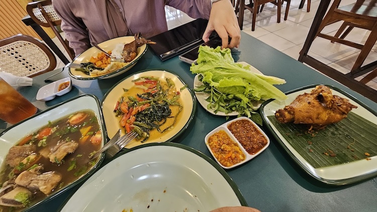 Tempat Makan Hemat di Bogor: Hanya Rp10.000 untuk Nasi, Sambal, Lalapan, dan Sayur Asem di Sambal Ayang Bebeb!