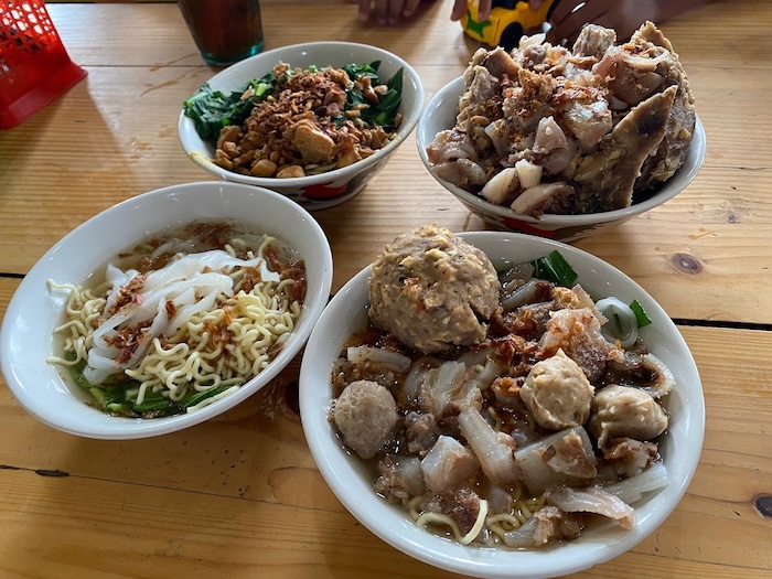 Bakso Bunderan Ciomas: Surga Bakso Jumbo dan Tulang Sumsum yang Menggugah Selera!