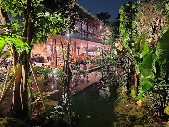 Terbaru Masih Gres Banget! Resto Dengan Air Terjun di Tengah Kota: The Waterfall Resto and Monster Fish Fishing