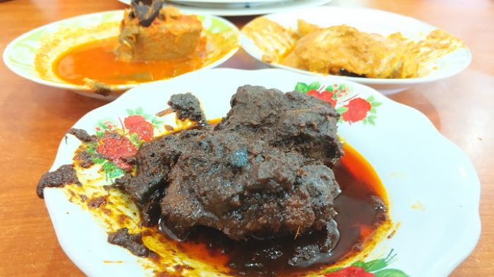 Kelezatan Wisata Kuliner Legendaris Rendang di Rumah Makan Asli  Padang ini Habiskan 100 KG Daging Dalam Sejam !!