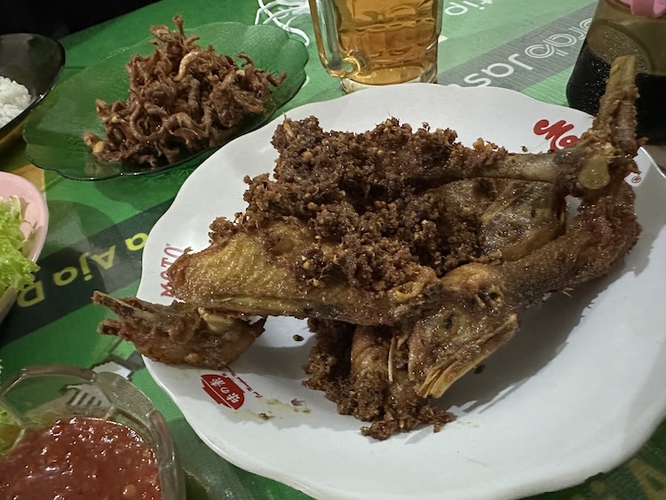 Padaloma Ayam Goreng dan Bakar: Restoran Populer di Ciawi Bogor dengan Penjualan 500 Ekor Ayam per Hari