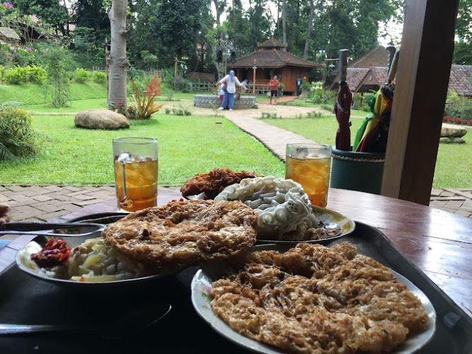 Wisata Kuliner Puncak Rasa Jogja! Harus Rela Ngantri Nyobain Warung Tradisional Jawa Yang Viral Banget di Yogyakarta