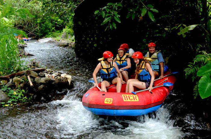 Bali Tidak Melulu Pantai! Rasakan Keseruan Wisata Alam River Tubing di Sungai Pekerisan Ubud