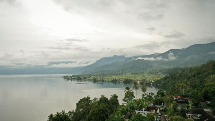 Menguak Keindahan dan Sejarah Danau Maninjau: Destinasi Wisata Eksotis di Sumatera Barat yang Menarik Perhatian Wisatawan