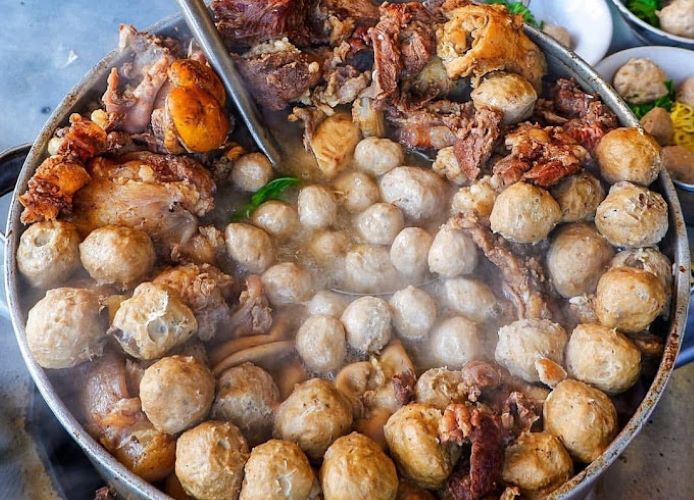 Kuliner Fenomena Bakso Sapi Lesanpuro: Belum Buka Tapi Tempat Duduk nya Sudah Penuh Yang Ngantri Sampai Kepanasan