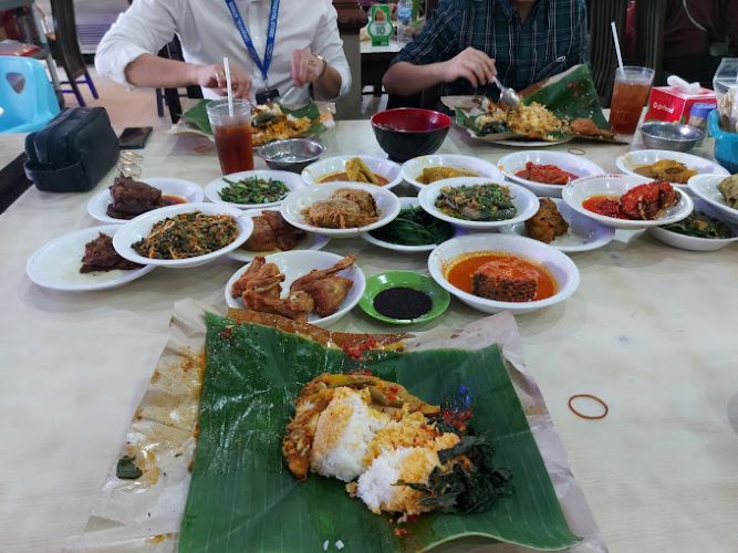 Kelezatan Nasi Kapau Uni Emi Kuliner Legendaris di Medan ini Bikin Wisatawan Malaysia Pun Ikut Berburu Kuliner Kesini !!