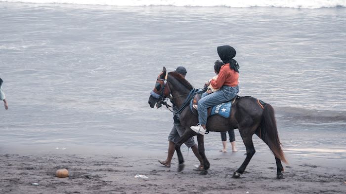 Dekat Dari Jakarta: Ini 10 Wisata Pantai Eksotis Sukabumi Paling Populer Nomor 2 Paling Legendaris