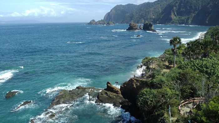 Raja Ampat nya Pulau Jawa : Pantai Di Timur Pulau Jawa ini Bikin Wisatawan Betah Berlama-lama Liburan