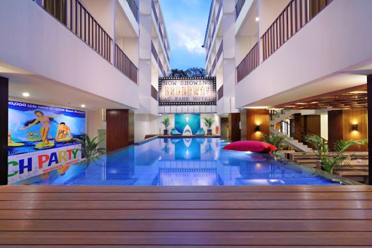 Hotel atau Bioskop? Ini Dia Review Unik Fame Hotel Sunset Road Kuta